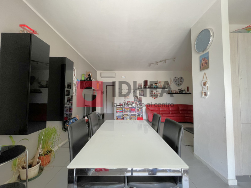 In una tranquilla zona residenziale nel cuore di Roncade, proponiamo in vendita appartamento tric...