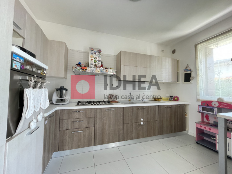 In una tranquilla zona residenziale nel cuore di Roncade, proponiamo in vendita appartamento tric...