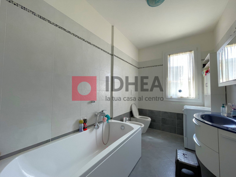 In una tranquilla zona residenziale nel cuore di Roncade, proponiamo in vendita appartamento tric...