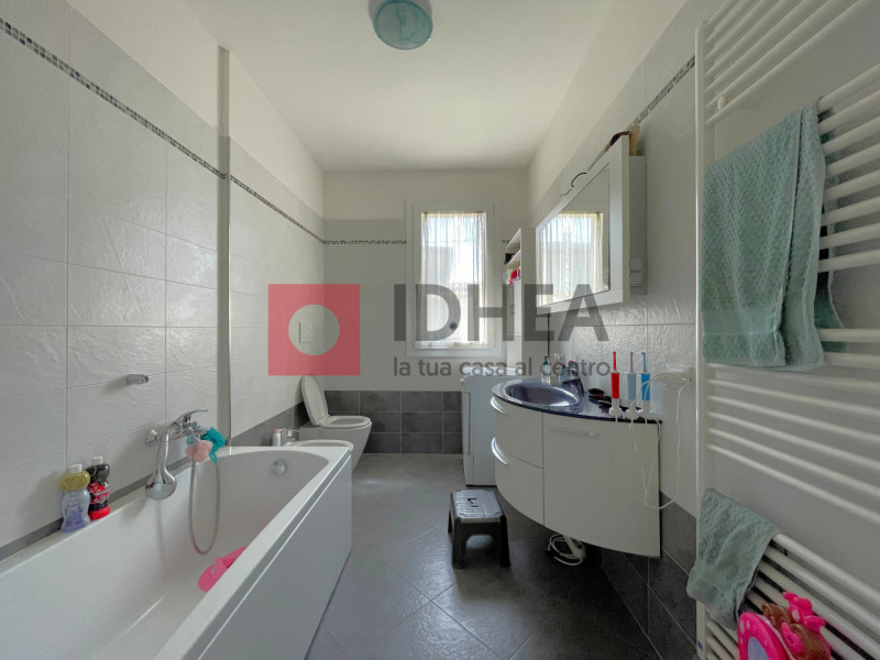 In una tranquilla zona residenziale nel cuore di Roncade, proponiamo in vendita appartamento tric...