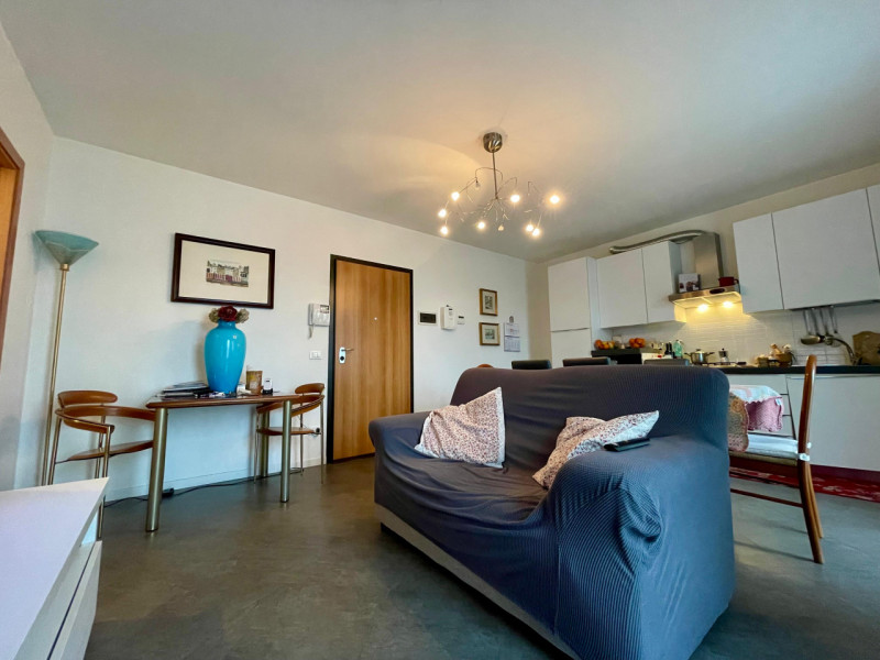 Appartamento bilocale locato con contratto 4+4 in situato a Mellaredo, al primo piano di una pala...