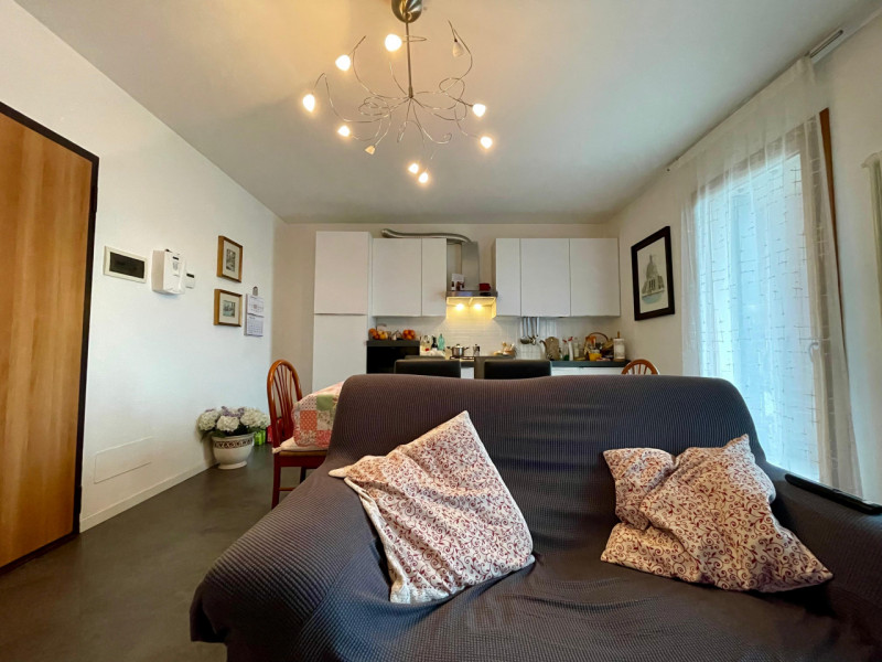 Appartamento bilocale locato con contratto 4+4 in situato a Mellaredo, al primo piano di una pala...