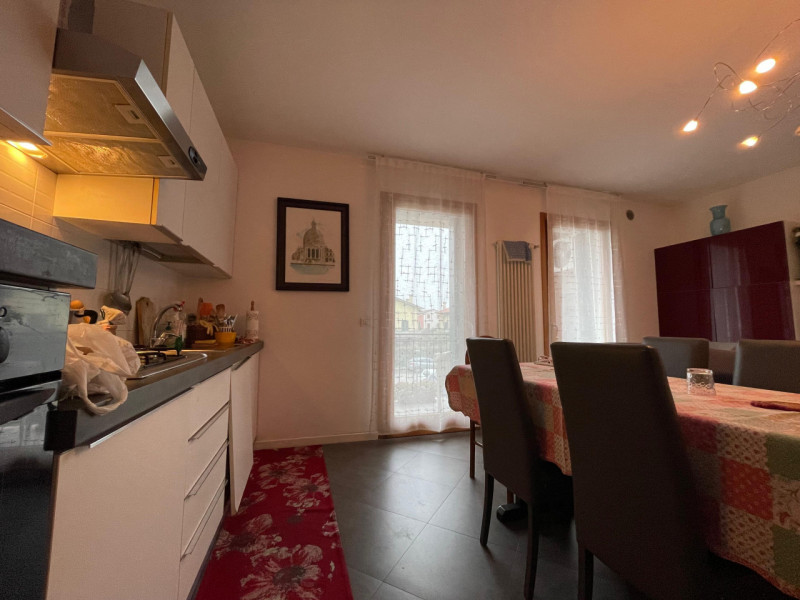 Appartamento bilocale locato con contratto 4+4 in situato a Mellaredo, al primo piano di una pala...