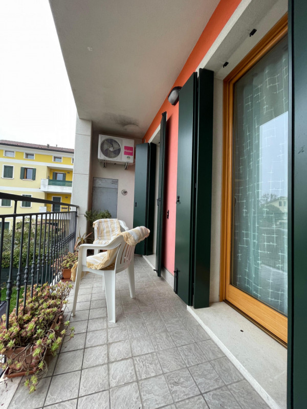 Appartamento bilocale locato con contratto 4+4 in situato a Mellaredo, al primo piano di una pala...