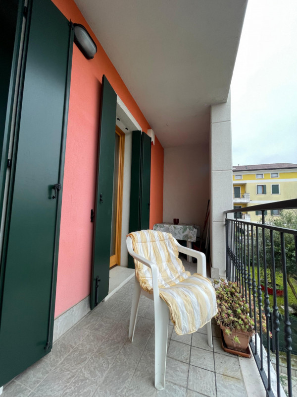 Appartamento bilocale locato con contratto 4+4 in situato a Mellaredo, al primo piano di una pala...