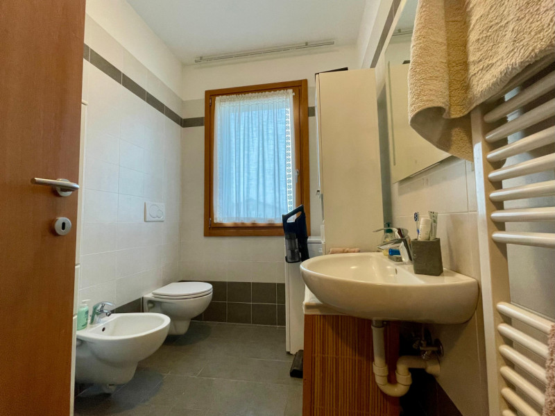 Appartamento bilocale locato con contratto 4+4 in situato a Mellaredo, al primo piano di una pala...