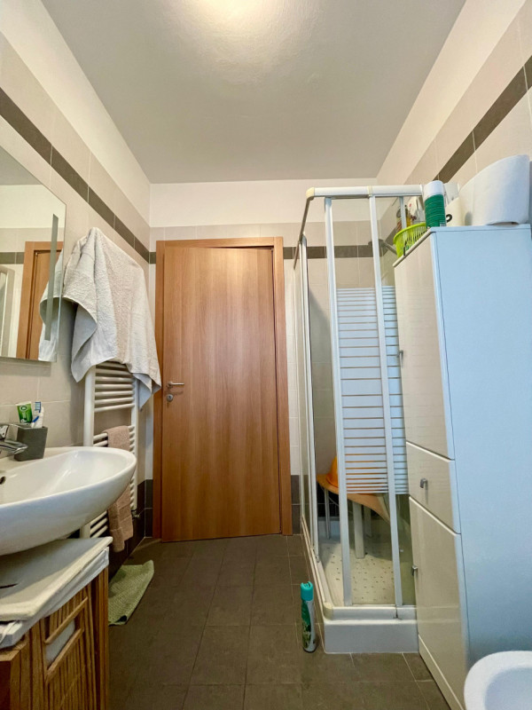 Appartamento bilocale locato con contratto 4+4 in situato a Mellaredo, al primo piano di una pala...