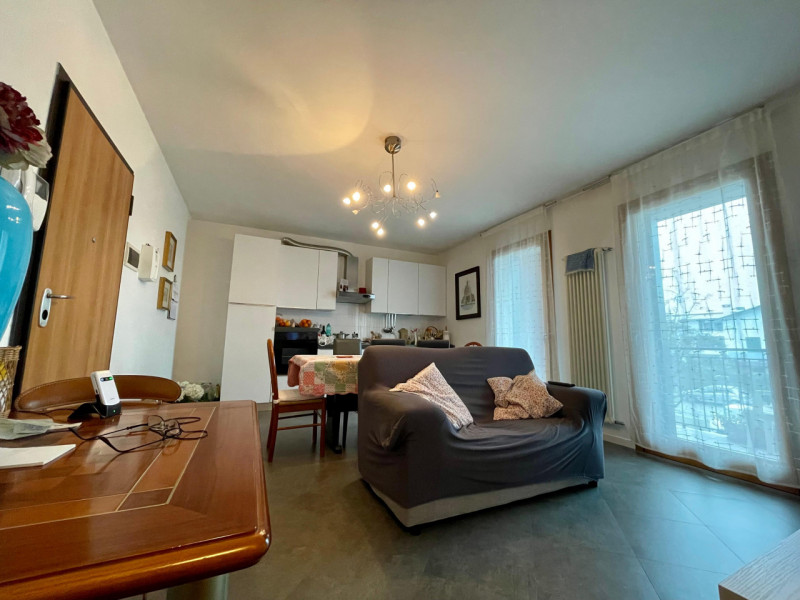 Appartamento bilocale locato con contratto 4+4 in situato a Mellaredo, al primo piano di una pala...