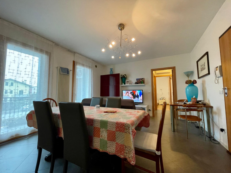 Appartamento bilocale locato con contratto 4+4 in situato a Mellaredo, al primo piano di una pala...