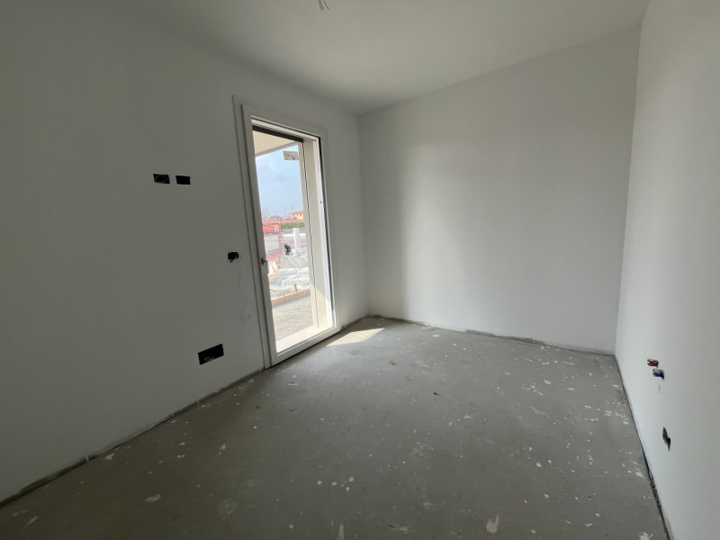 Spazi grandi per vivere meglio: appartamento con giardino privato di 180 mq e garage collegato al...