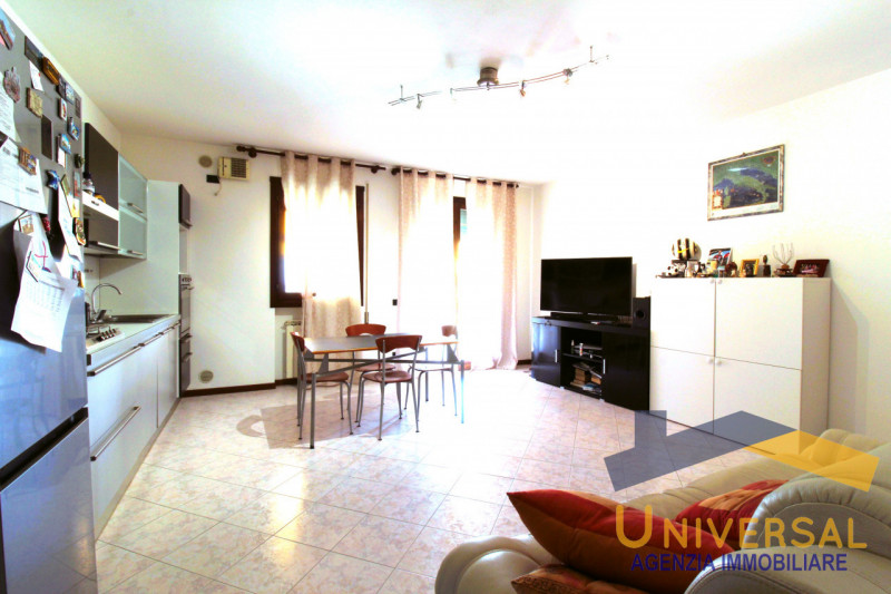 VIGONZA - Fraz. Codiverno - In quartiere residenziale lontano da traffico e rumori, ma al contemp...