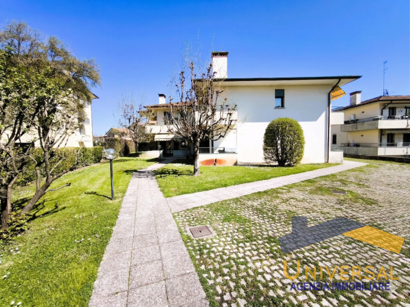 VIGONZA - Fraz. Codiverno - In quartiere residenziale lontano da traffico e rumori, ma al contemp...