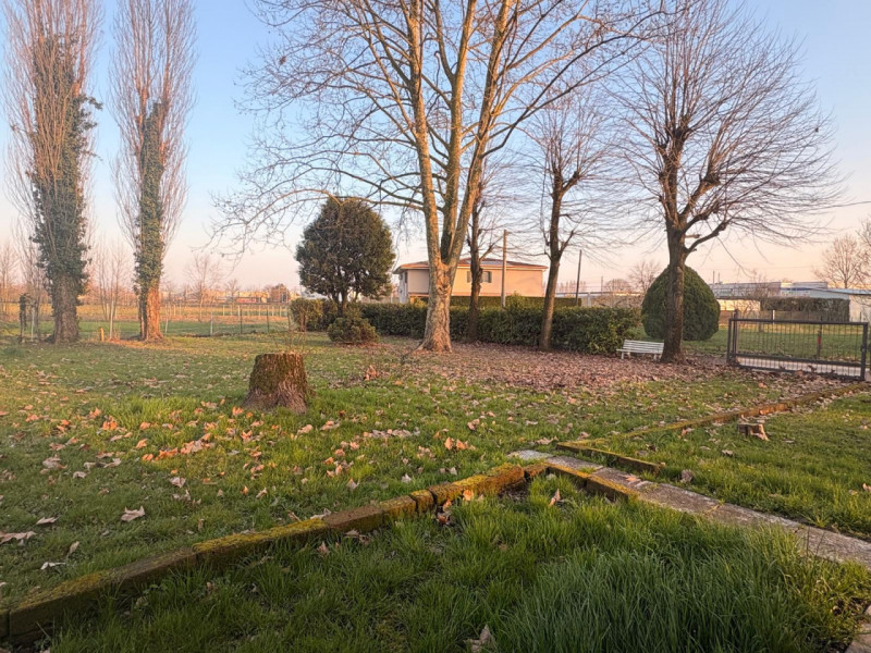 Si propone Casa singola Immersa nel Verde  con un parco di oltre 2000 mq di giardino.

Questa abi...
