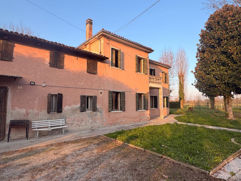 Si propone Casa singola Immersa nel Verde  con un parco di oltre 2000 mq di giardino.

Questa abi...