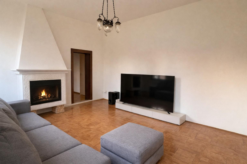 Si propone Casa singola Immersa nel Verde  con un parco di oltre 2000 mq di giardino.

Questa abi...