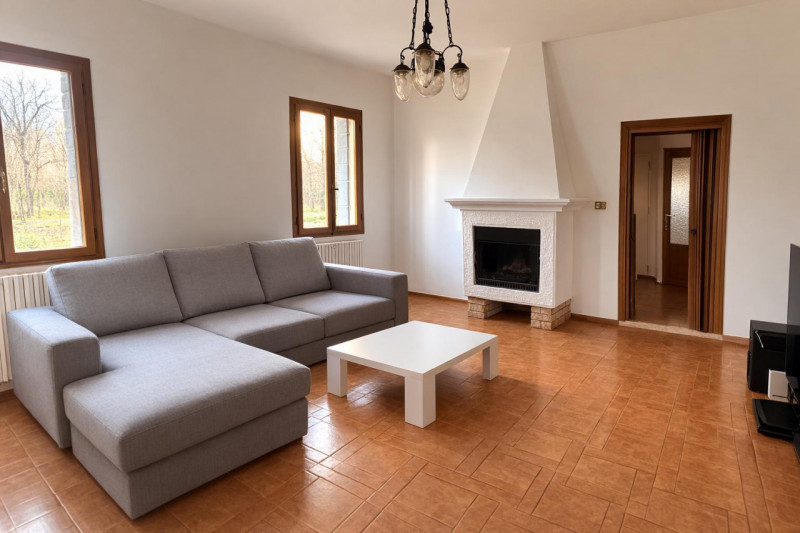 Si propone Casa singola Immersa nel Verde  con un parco di oltre 2000 mq di giardino.

Questa abi...