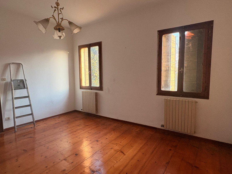 Si propone Casa singola Immersa nel Verde  con un parco di oltre 2000 mq di giardino.

Questa abi...