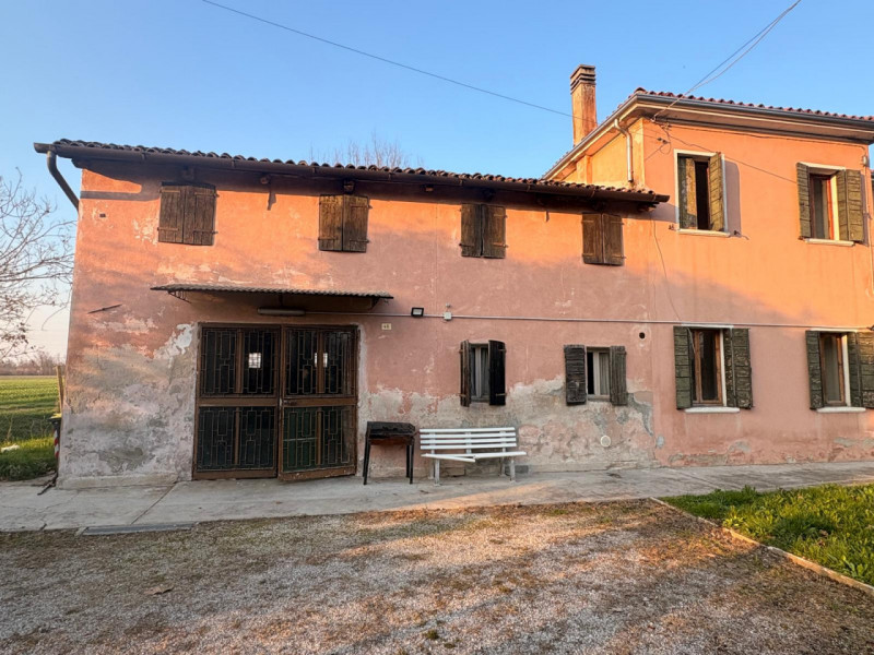 Si propone Casa singola Immersa nel Verde  con un parco di oltre 2000 mq di giardino.

Questa abi...