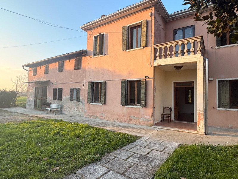 Si propone Casa singola Immersa nel Verde  con un parco di oltre 2000 mq di giardino.

Questa abi...