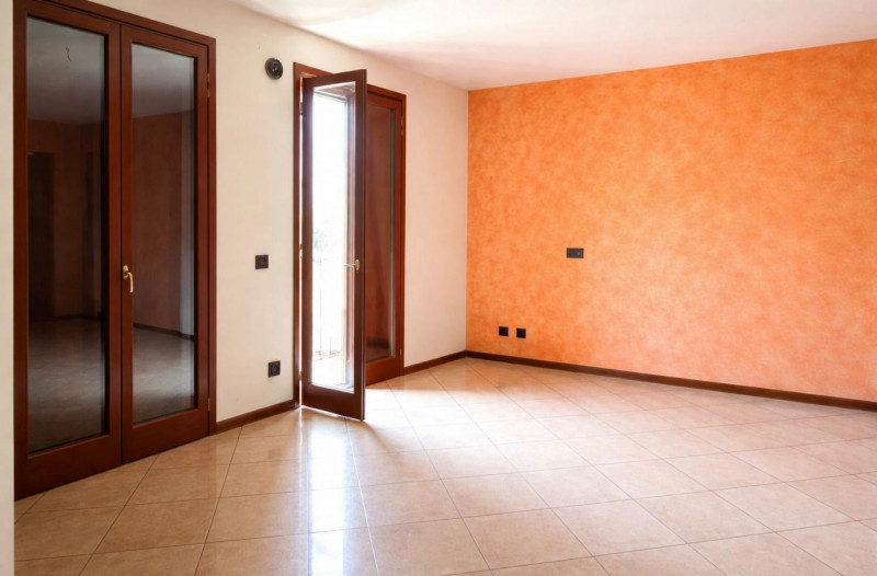 In un esclusivo quartiere residenziale caratterizzato da palazzine recenti, strada chiusa al traf...