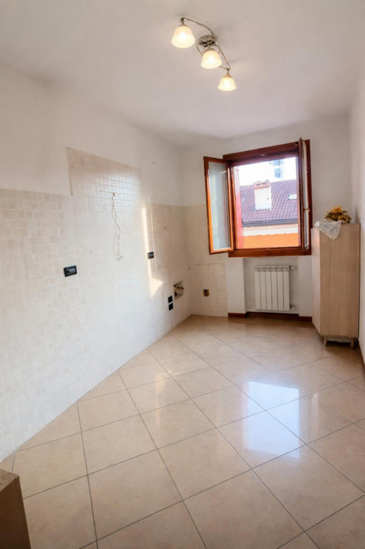 In un esclusivo quartiere residenziale caratterizzato da palazzine recenti, strada chiusa al traf...