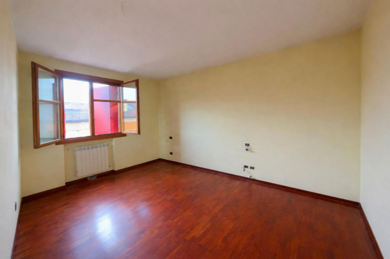 In un esclusivo quartiere residenziale caratterizzato da palazzine recenti, strada chiusa al traf...