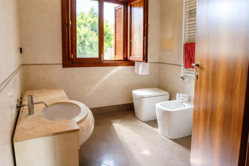 In un esclusivo quartiere residenziale caratterizzato da palazzine recenti, strada chiusa al traf...