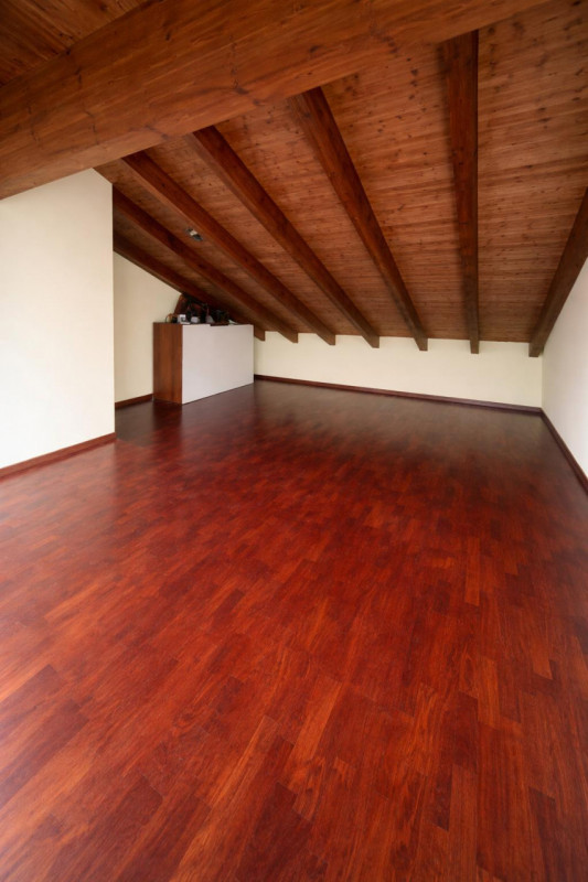 In un esclusivo quartiere residenziale caratterizzato da palazzine recenti, strada chiusa al traf...