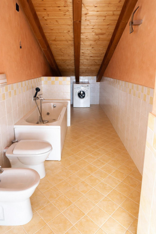 In un esclusivo quartiere residenziale caratterizzato da palazzine recenti, strada chiusa al traf...