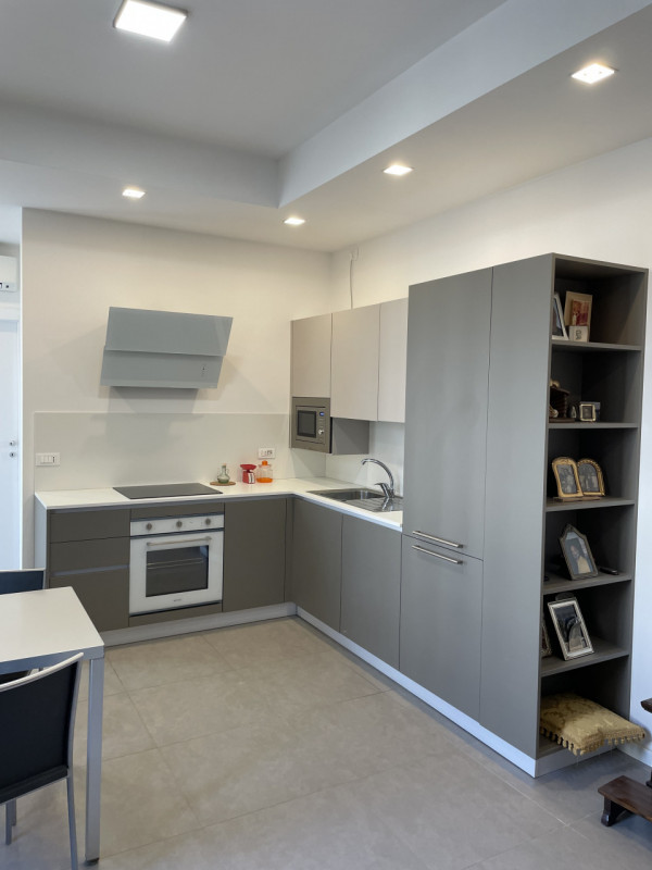 Scopri il tuo nuovo rifugio nel cuore di Vicenza! Questo elegante appartamento trilocale, con una...