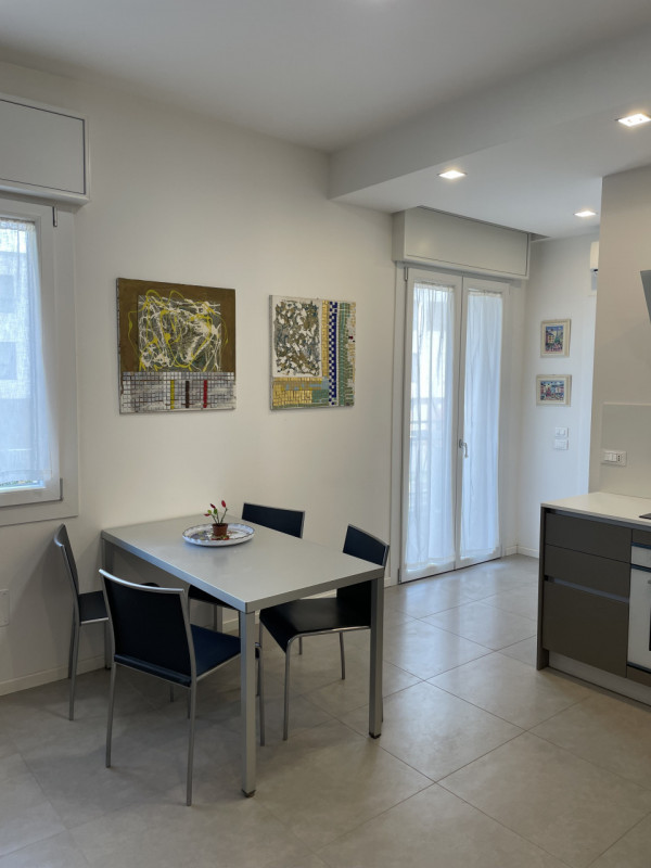 Scopri il tuo nuovo rifugio nel cuore di Vicenza! Questo elegante appartamento trilocale, con una...