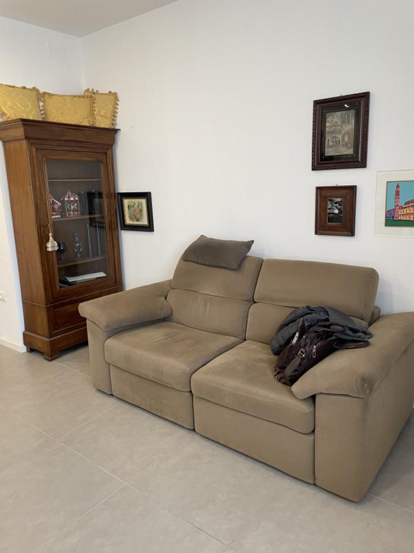 Scopri il tuo nuovo rifugio nel cuore di Vicenza! Questo elegante appartamento trilocale, con una...