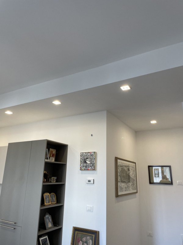 Scopri il tuo nuovo rifugio nel cuore di Vicenza! Questo elegante appartamento trilocale, con una...