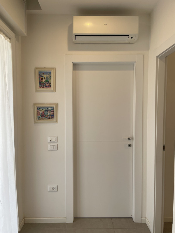 Scopri il tuo nuovo rifugio nel cuore di Vicenza! Questo elegante appartamento trilocale, con una...