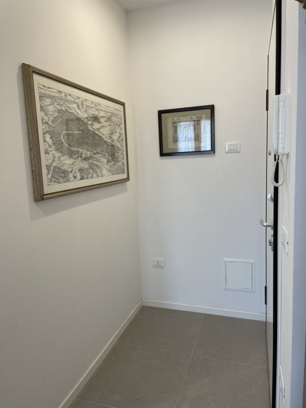 Scopri il tuo nuovo rifugio nel cuore di Vicenza! Questo elegante appartamento trilocale, con una...