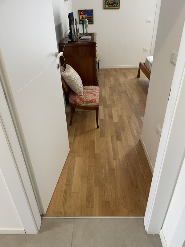 Scopri il tuo nuovo rifugio nel cuore di Vicenza! Questo elegante appartamento trilocale, con una...