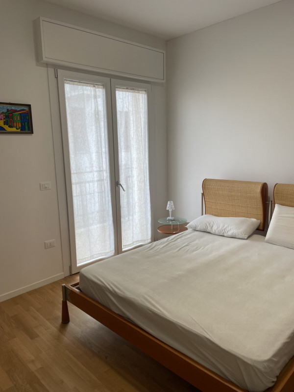 Scopri il tuo nuovo rifugio nel cuore di Vicenza! Questo elegante appartamento trilocale, con una...