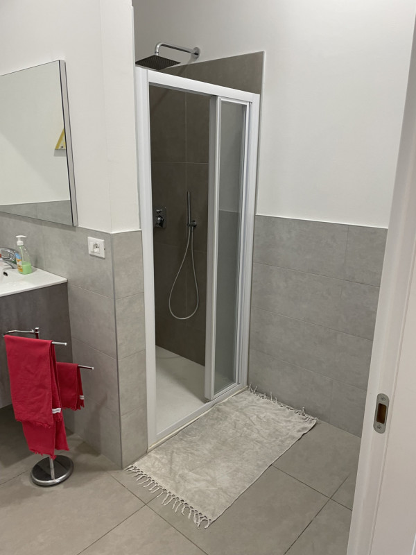 Scopri il tuo nuovo rifugio nel cuore di Vicenza! Questo elegante appartamento trilocale, con una...