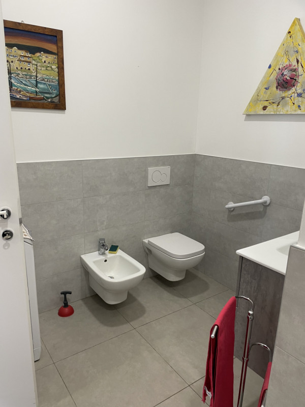 Scopri il tuo nuovo rifugio nel cuore di Vicenza! Questo elegante appartamento trilocale, con una...