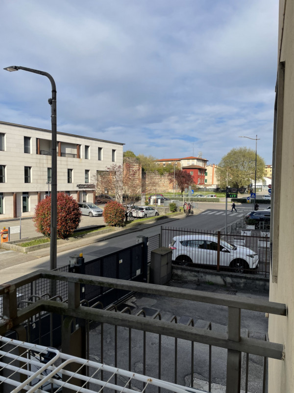 Scopri il tuo nuovo rifugio nel cuore di Vicenza! Questo elegante appartamento trilocale, con una...