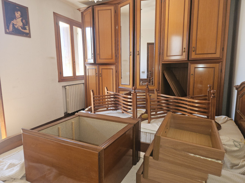 Situato nel cuore di Este, questo affascinante appartamento al primo piano è un'opportunità imper...