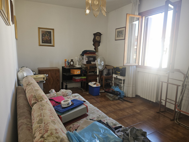 Situato nel cuore di Este, questo affascinante appartamento al primo piano è un'opportunità imper...