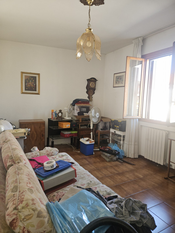 Situato nel cuore di Este, questo affascinante appartamento al primo piano è un'opportunità imper...