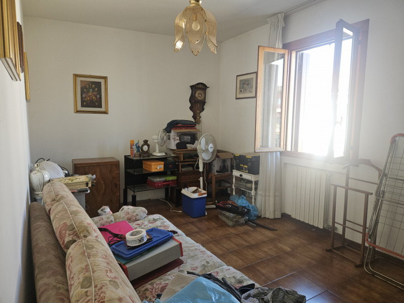 Situato nel cuore di Este, questo affascinante appartamento al primo piano è un'opportunità imper...