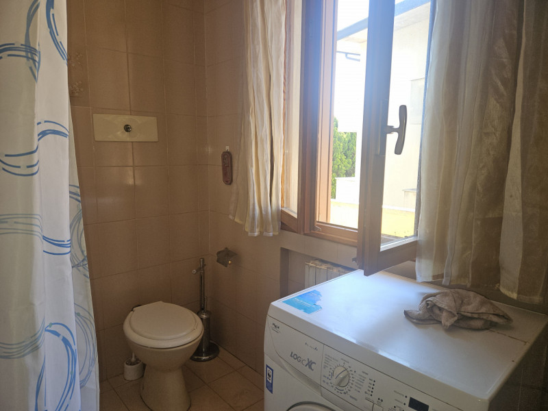 Situato nel cuore di Este, questo affascinante appartamento al primo piano è un'opportunità imper...