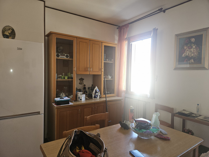 Situato nel cuore di Este, questo affascinante appartamento al primo piano è un'opportunità imper...