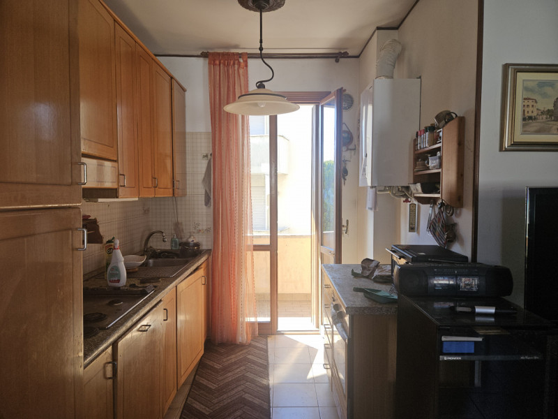 Situato nel cuore di Este, questo affascinante appartamento al primo piano è un'opportunità imper...