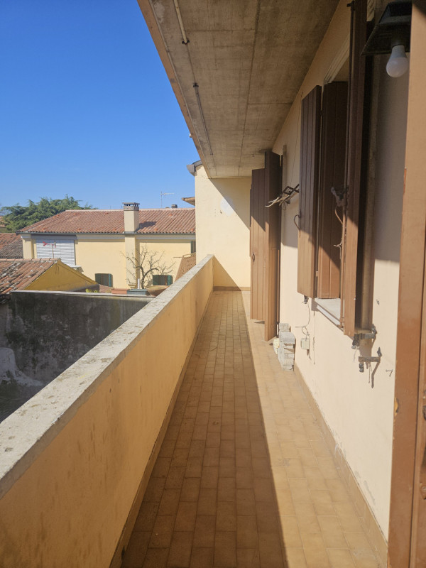 Situato nel cuore di Este, questo affascinante appartamento al primo piano è un'opportunità imper...