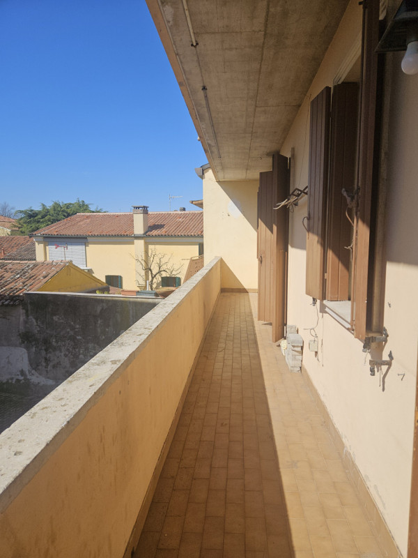 Situato nel cuore di Este, questo affascinante appartamento al primo piano è un'opportunità imper...