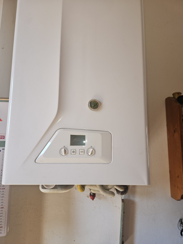 Situato nel cuore di Este, questo affascinante appartamento al primo piano è un'opportunità imper...